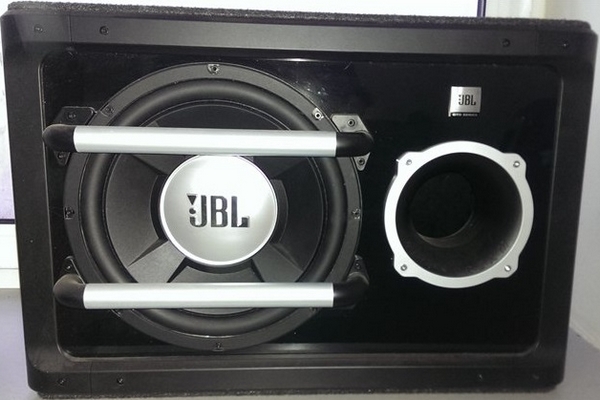 Выбираем сабвуфер в машину: обзор бренда JBL