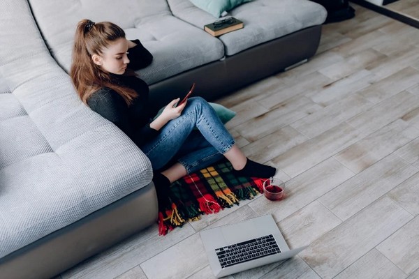 Електрична тепла підлога в кімнаті