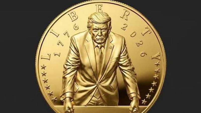 Памятный чекан США: Монетный двор отпечатал однодолларовую монету с Трампом Золотистая монета номиналом 1 доллар на прозрачной нумизматической под