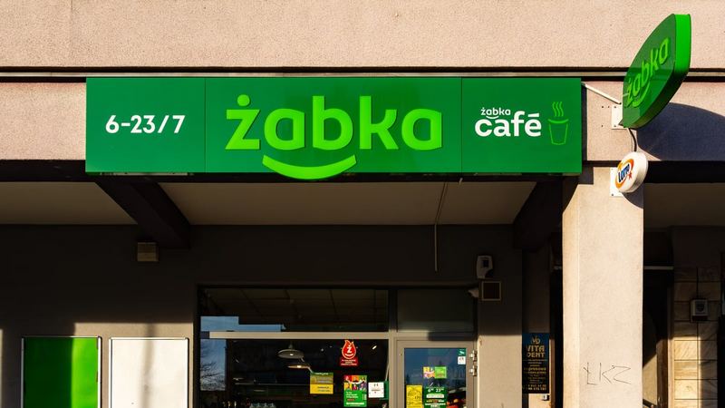 Бизнес-повестка: торговую сеть Żabka могут продать за 8,7 миллиарда долларов Отчеты о покупке ритейл-бизнеса и сертификаты акций на полированном ст