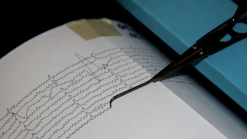 Землетрясение в Румынии ощутили в Украине: главные вопросы и ответы Стакан с водой на столе, на поверхности которой видны круговые волны о