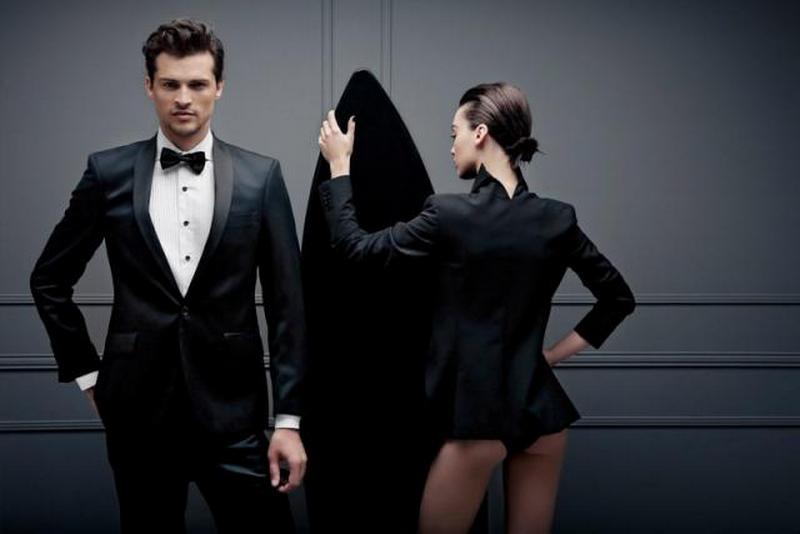 Как женщины действуют на мужчин. Девушки в черных костюмах и галстуках групповое фото. Альт парни и девушки. PUSHAYMONLIK.